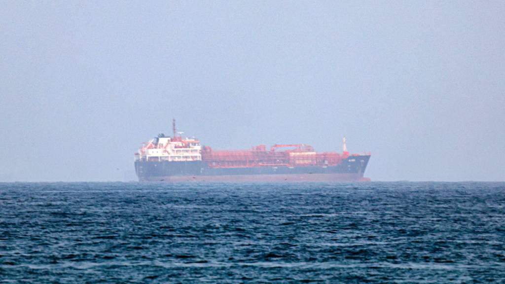 Die jüngsten Angriffe der USA auf den Iran und der Beschuss von Tankern in der Strasse von Hormus treiben die Ölpreise in die Höhe. Der Preis für ein Fass der Sorte Brent rückt auf die Marke von 100 US-Dollar zu.(Archivbild)