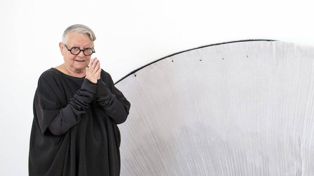 Christa de Carouge vergangenen November in der ihr gewidmeten Ausstellung im Kunsthaus Zug. Am Dienstag ist die Designerin, deren Werke fast ausnahmslos schwarz waren, mit 81 Jahren gestorben. (Archivbild 16.11.17)