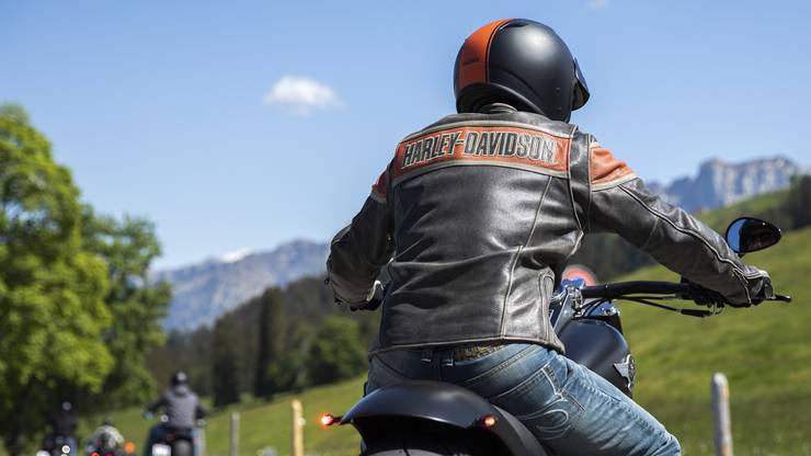 Lederbekleidung ist für Motorradfahrer empfehlenswert, Flip-Flops hingegen ein No-go. (Symbolbild)