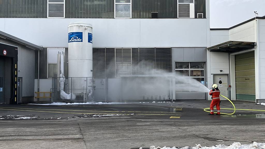 In Ennenda GL ist aus einem Tank Stickstoff ausgetreten.