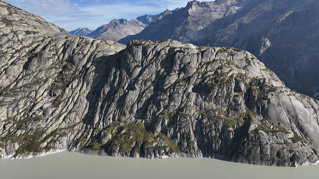 Eine Frau stützte auf einer Wanderung die Felswand hinunter in den Grimselsee und konnte nur noch tot geborgen werden.