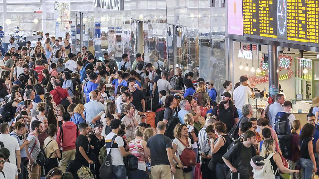 Reisende informieren sich am Sonntag am Römer Bahnhof Termini zu funktionierenden oder ausfallenden Verbindungen.