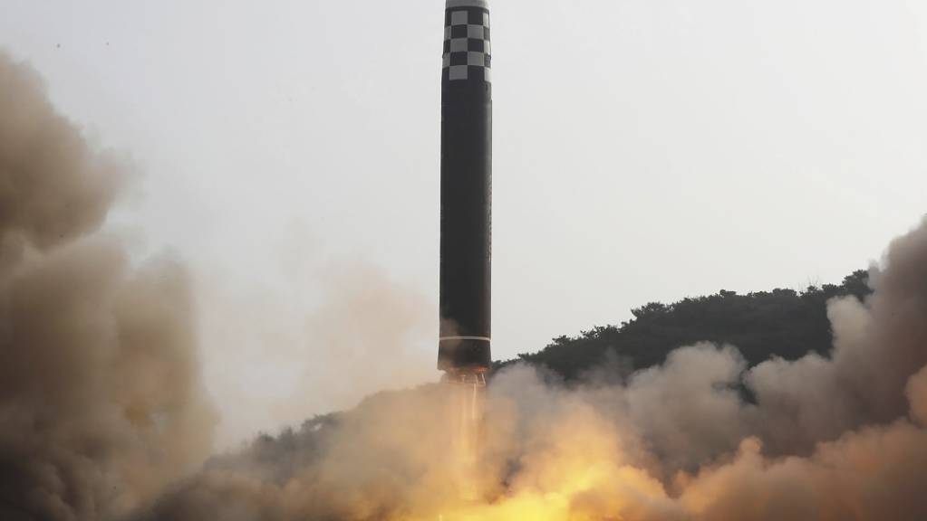 Dieses von der nordkoreanischen Regierung verbreitete Foto zeigt den mutmaßlichen Testschuss einer Interkontinentalrakete in Nordkorea.