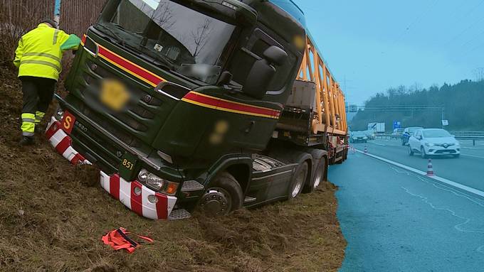 Chauffeur verliert wegen Niesanfall auf A1 Kontrolle über Lastwagen
