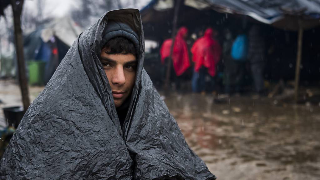 Warten in Morast und Kälte: Die bis zu 750 Migranten und Flüchtlinge im provisorischen Lager Vučjak unweit der nordwestbosnischen Stadt Bihać nahe der EU-Aussengrenze von Kroatien werden nun bei Sarajevo überwintern.