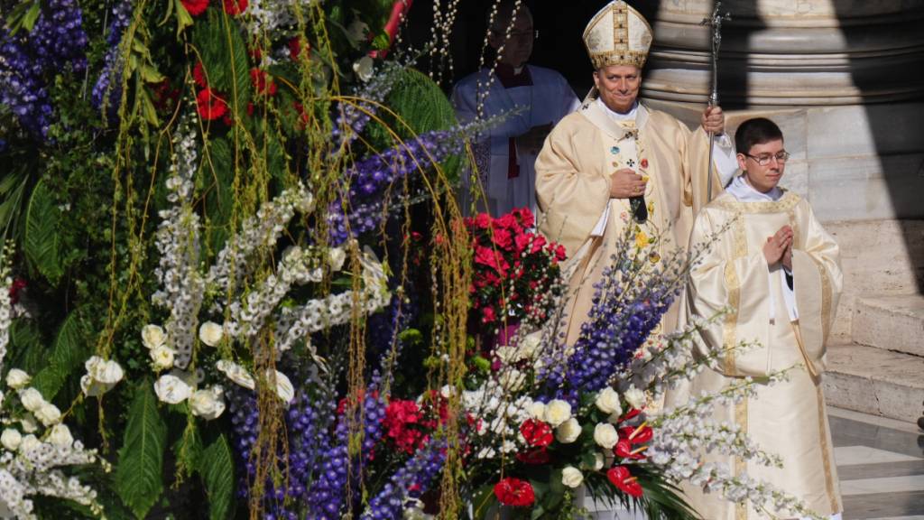 dpatopbilder - Papst Leo XIV. (l) kommt zur Ostermesse auf dem Petersplatz. Foto: Alessandra Tarantino/AP/dpa