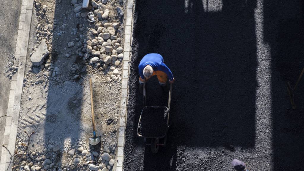 Der Kanton Schwyz baut eine neue Strasse bei Schwyzerbrugg, die den Baustellenverkehr während des Ausbaus der H8 aufnehmen und den Weiler vom Durchgangsverkehr entlasten soll. (Symbolbild)