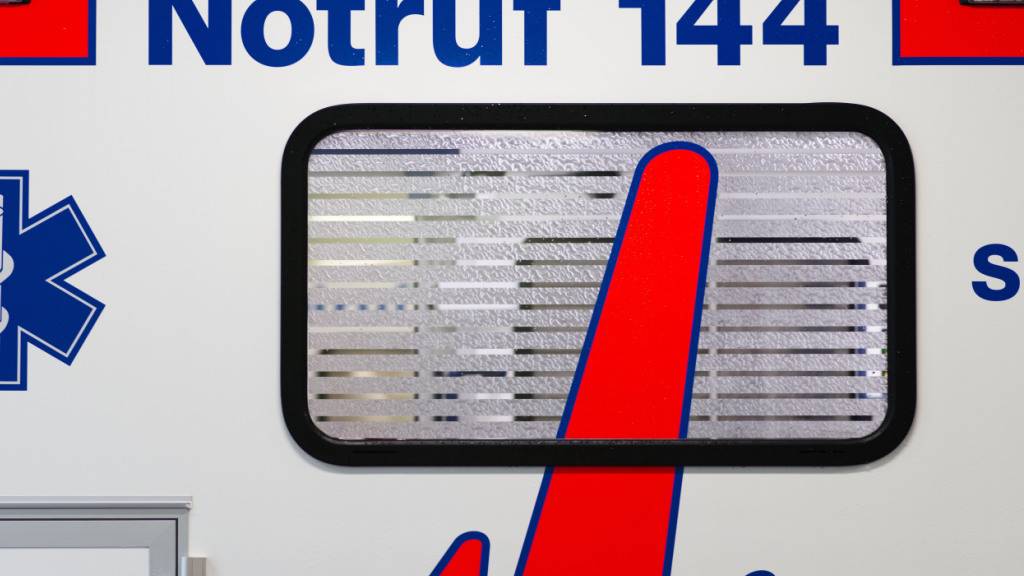 Ein Lieferwagenlenker hat am Dienstag in Neuhausen SH eine 63-jährige Frau auf einem Fussgängerstreifen übersehen und angefahren. Die Fussgängerin wurde schwer verletzt mit einer Ambulanz ins Spital gebracht. (Symbolbild)