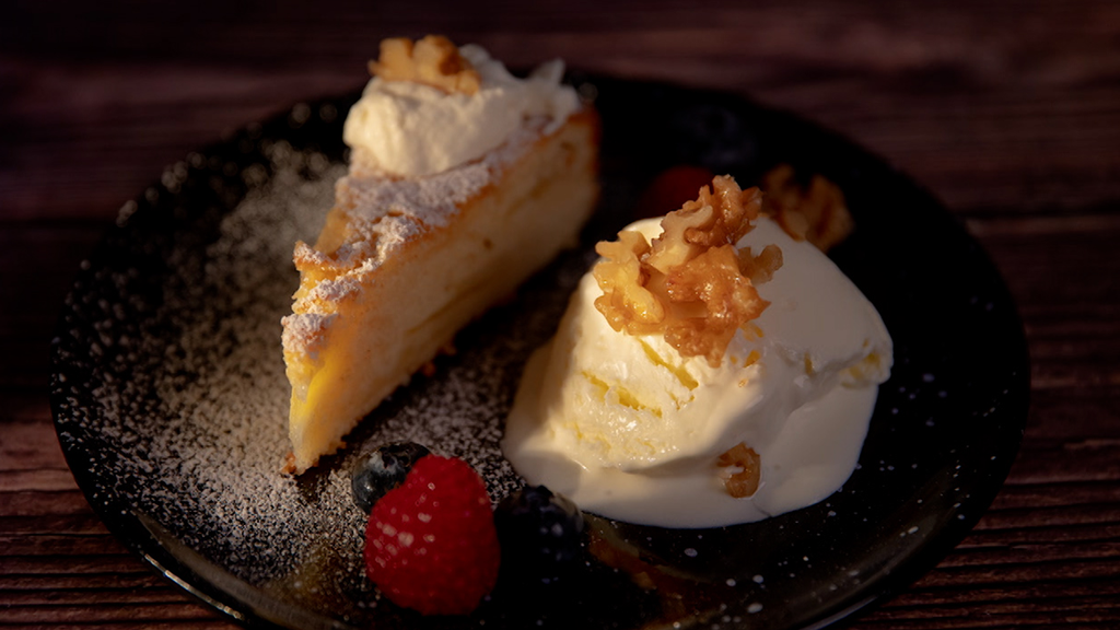 Italienischer Apfelkuchen mit Sauerrahmglacé