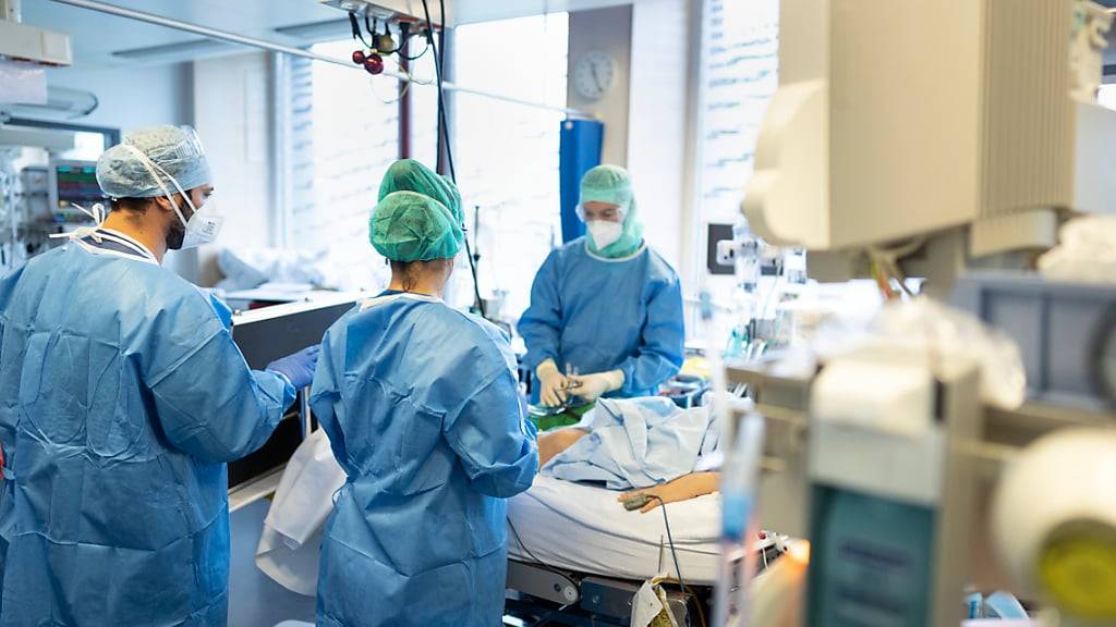 Die Ausbildung von Spitalärzten dauert lange und kostet. (Symbolbild)