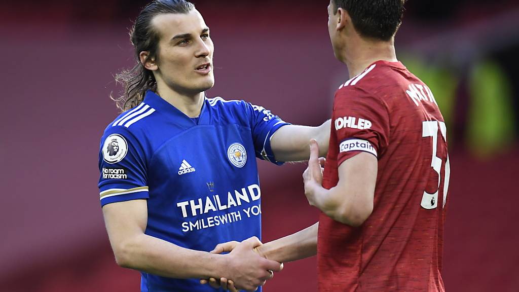 Caglar Söyüncü (links) bringt Leicester den Sieg und Manchester City den Meistertitel. Die Gratulationen von Uniteds Brandon Williams nimmt Söyüncü stellvertretend auch für Manchester City entgegen