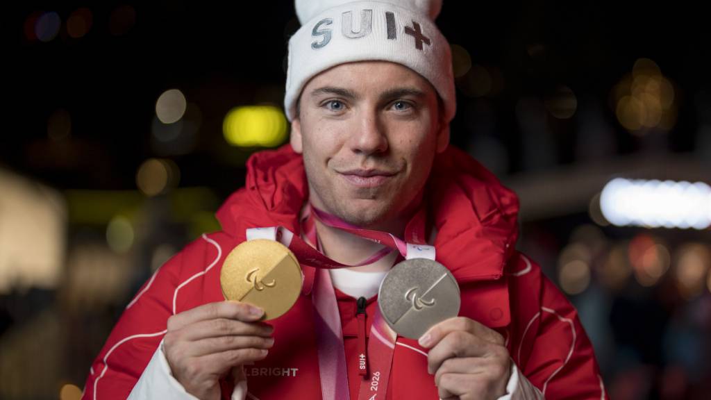 Robin Cuche trägt bei der Schlussfeier der Paralympics die Schweizer Fahne