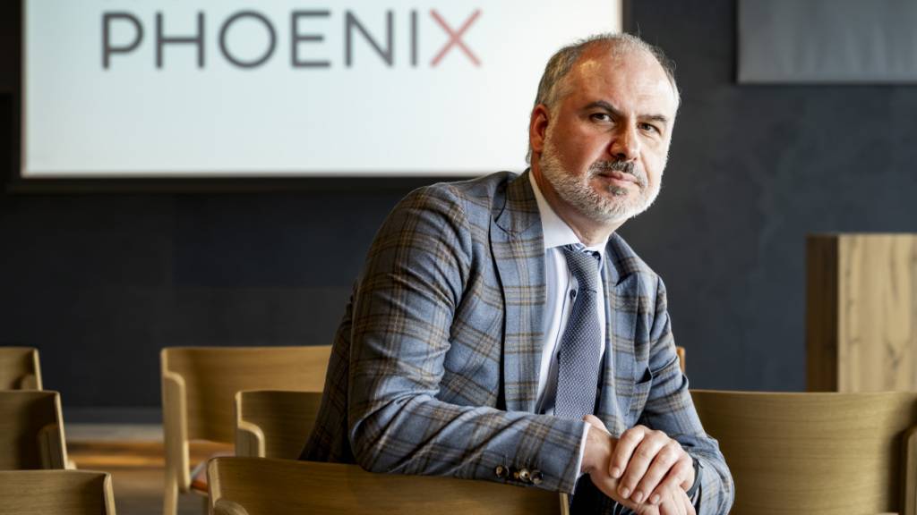 Der belgische Arzt, Johann Wary, ein Spezialist für Plastische Chirurgie präsidiert den Verein Initiative Phoenix.