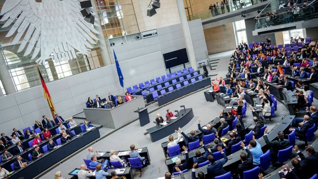 Die Abgeordneten des Bundestags stimmen über die Absetzung des Tagesordnungspunktes der Wahl von Richtern für das Bundesverfassungsgericht ab. Foto: Kay Nietfeld/dpa