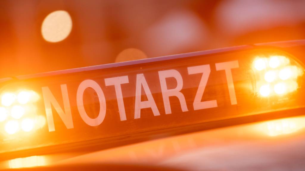 Nach einer Erstversorgung wurde der verletzte Arbeiter in ein Spital geflogen. (Symbolbild)