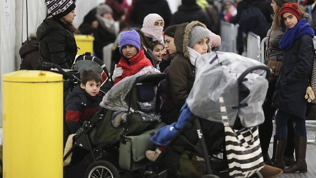 Wartende Flüchtlingsfamilien in Berlin