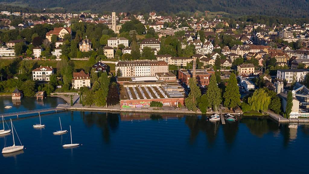 Die Kibag plant auf ihrem Gelände (rechts im Bild) in Wollishofen Wohnungen. Die Stadt Zürich will das verhindern. (Archivbild)