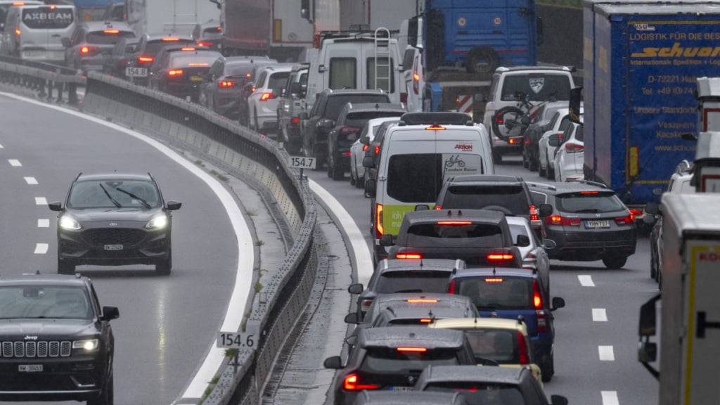 Auch an diesem Wochenende staut sich der Verkehr am Nord- und Südportal des Gotthard-Tunnels. (Archivbild)