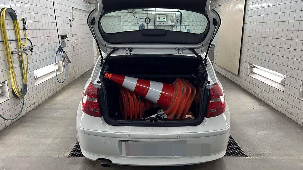 Die Kantonspolizei Schwyz konnte die sieben entwendeten Leitkegel sicherstellen.