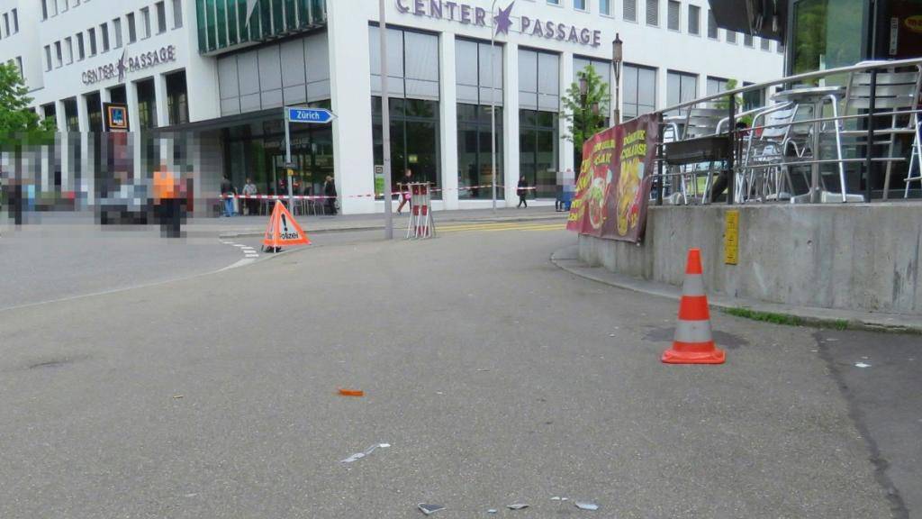 Auf diesem Platz vor einem Take-away-Restaurant in Wettingen AG fuhr ein betagter Autolenker einen jungen Fussgänger an. Der 15-Jährige wurde schwer verletzt.