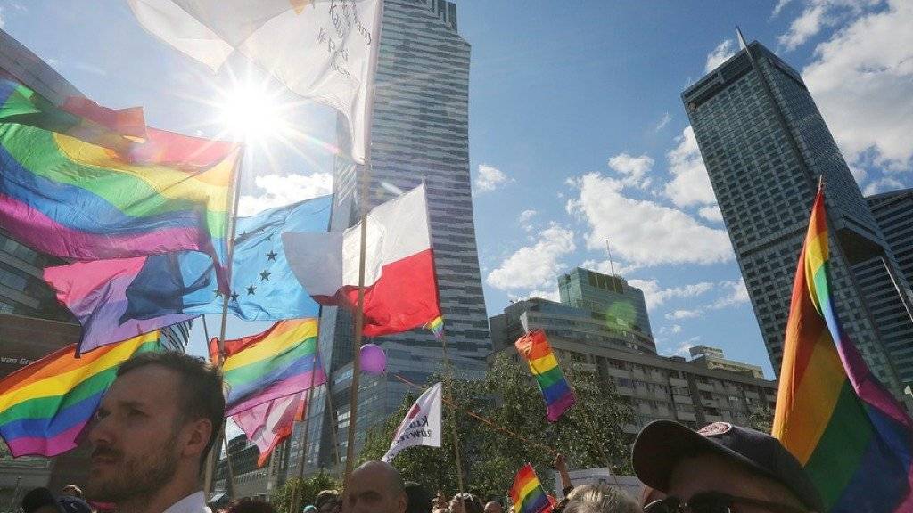«Regenbogenfamilien», Eltern schwul-lesbischer Kinder und vor allem viele junge Menschen zogen am Samstag tanzend durch die Strassen der Warschauer Innenstadt