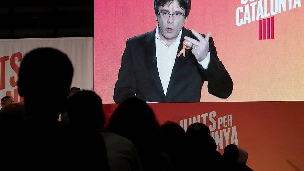 Carles Puigdemont wendet sich in einer Videoschaltung aus Brüssel an seine Parteikollegen in Barcelona.