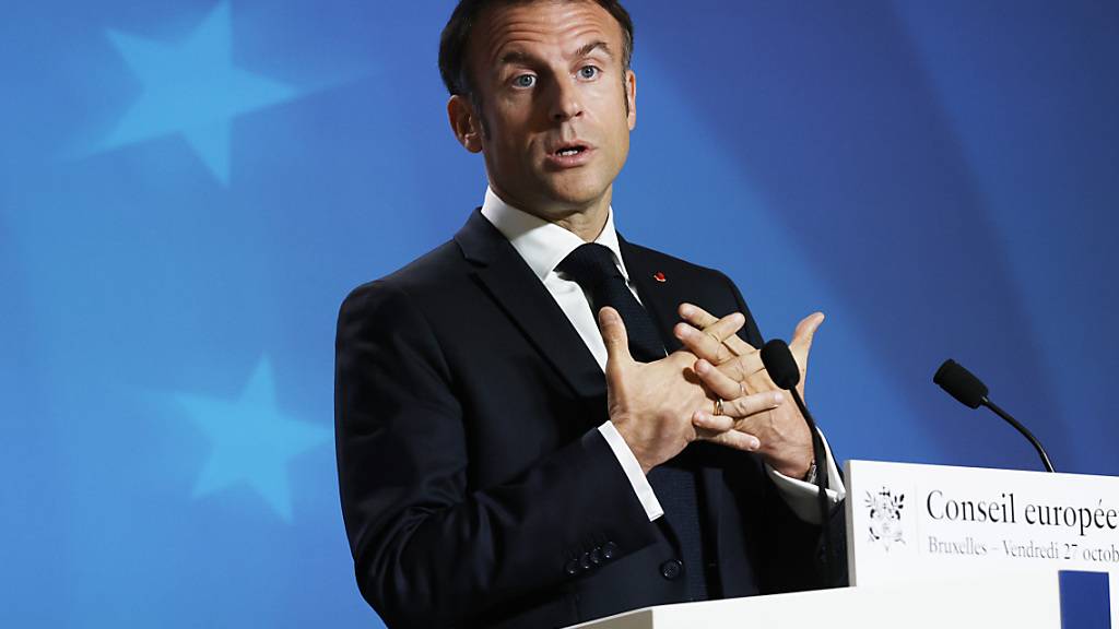 Emmanuel Macron, Präsident von Frankreich, spricht während einer Pressekonferenz auf einem EU-Gipfel. Die Staats- und Regierungschefs der Europäischen Union schließen am 27.10.2023 den zweiten Tag ihres Treffens ab, bei dem sie unter anderem das Thema Migration erörtern werden. Foto: Omar Havana/AP/dpa
