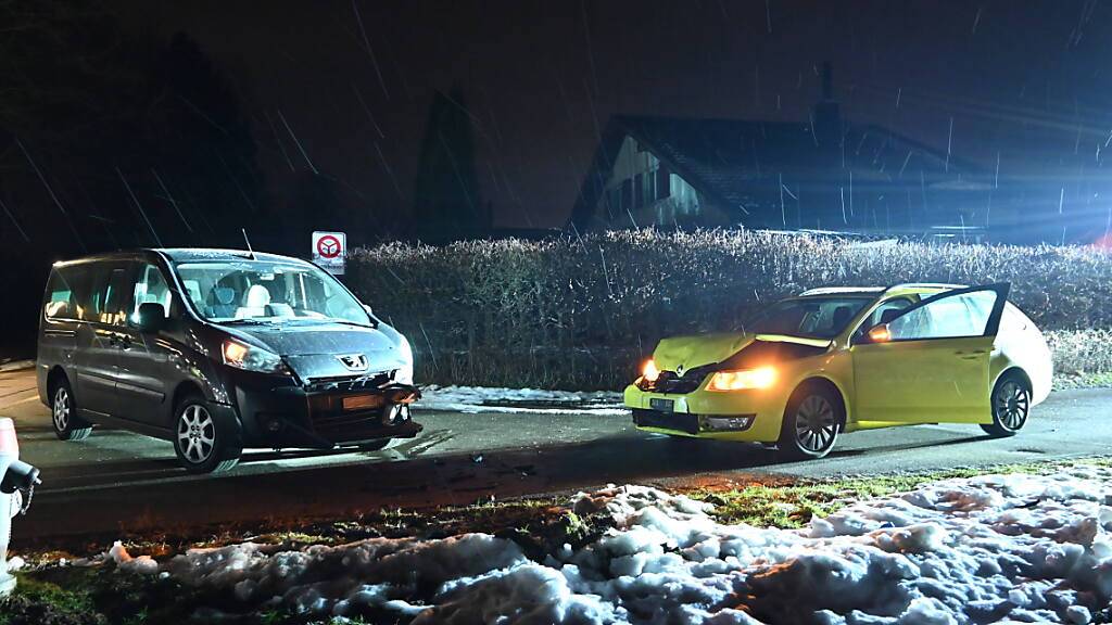 Nach dem Unfall mit einem gestohlenen Auto in Oberzwil SG nahm die Polizei zwei Verdächtige fest, die zu Fuss geflüchtet waren. Einer dritter Verdächtiger wird noch gesucht.