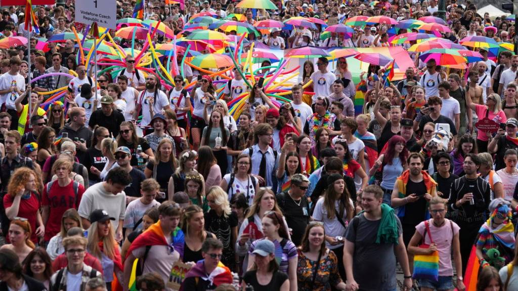 Menschen marschieren während der Pride Parade durch Prag. Foto: Petr David Josek/AP/dpa