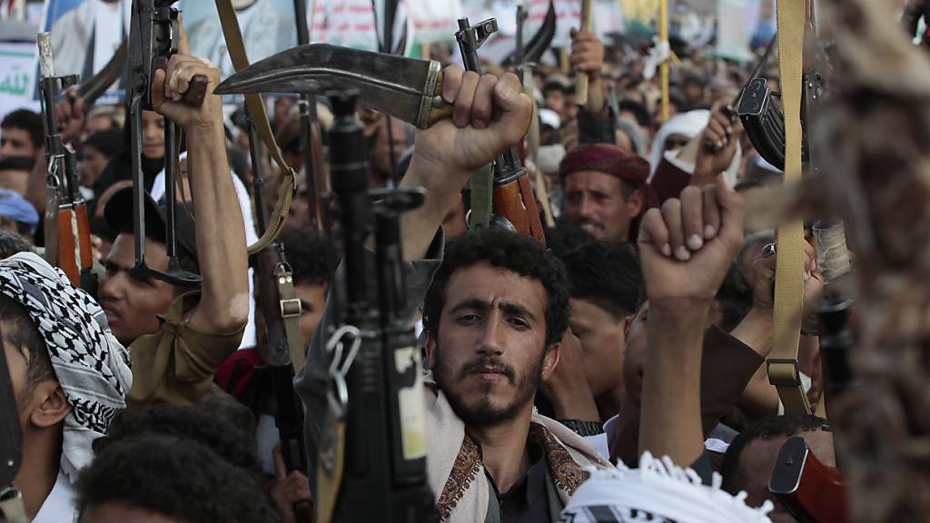 Huthi-Anhänger nehmen an Anti-Israel- und Anti-USA-Protesten teil. Foto: Osamah Abdulrahman/AP/dpa