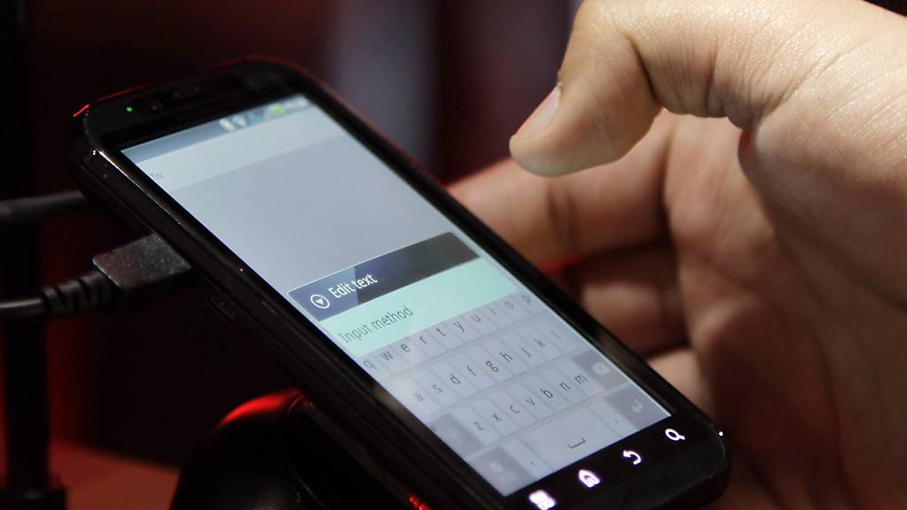 Motorola will im Januar ein Falt-Smartphone auf den Markt bringen. (Archivbild)