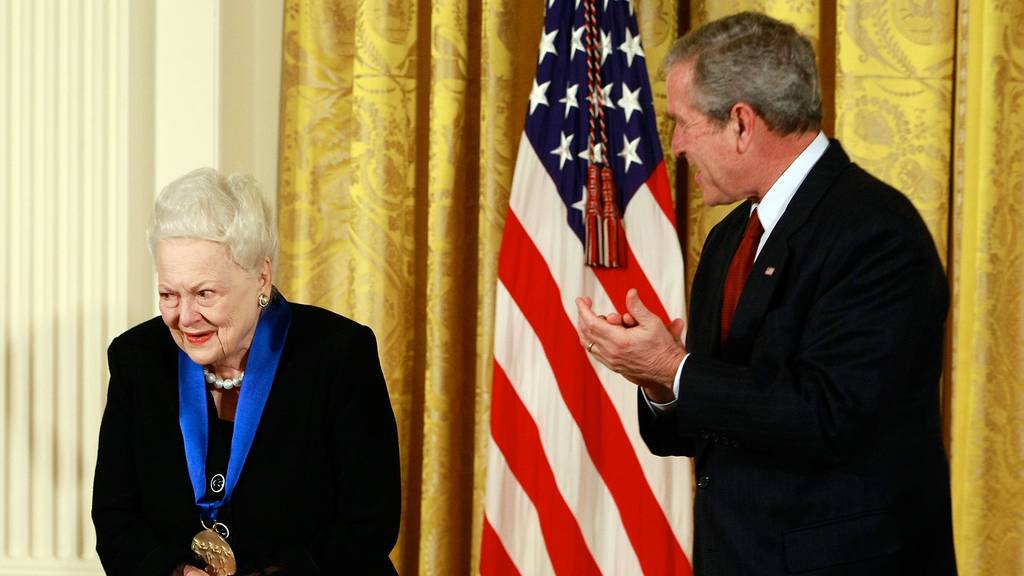 US-Präsident George W. Bush ehrte Olivia de Havilland 2008 mit der «National Medal of Arts».