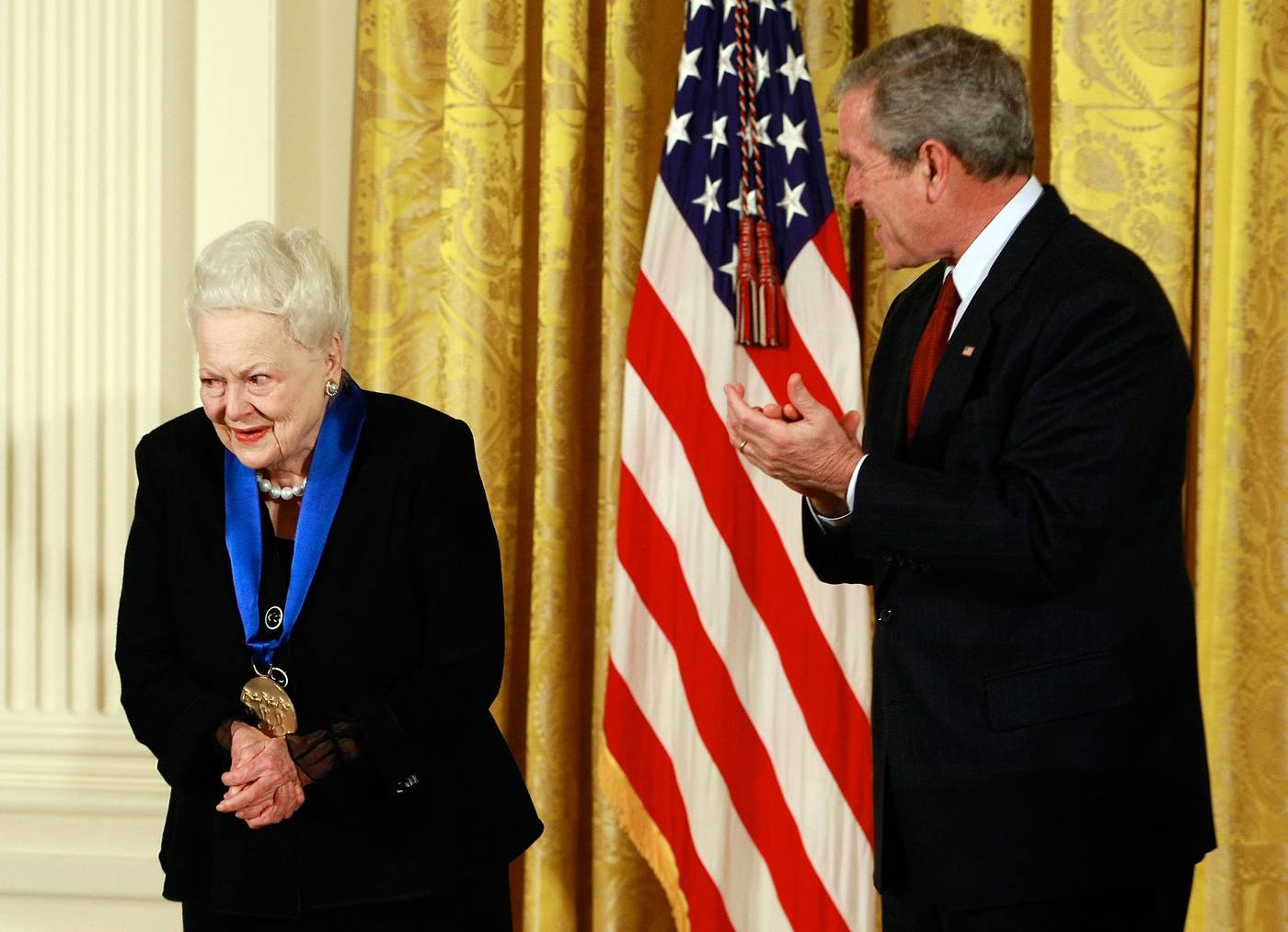 US-Präsident George W. Bush ehrte Olivia de Havilland 2008 mit der «National Medal of Arts».