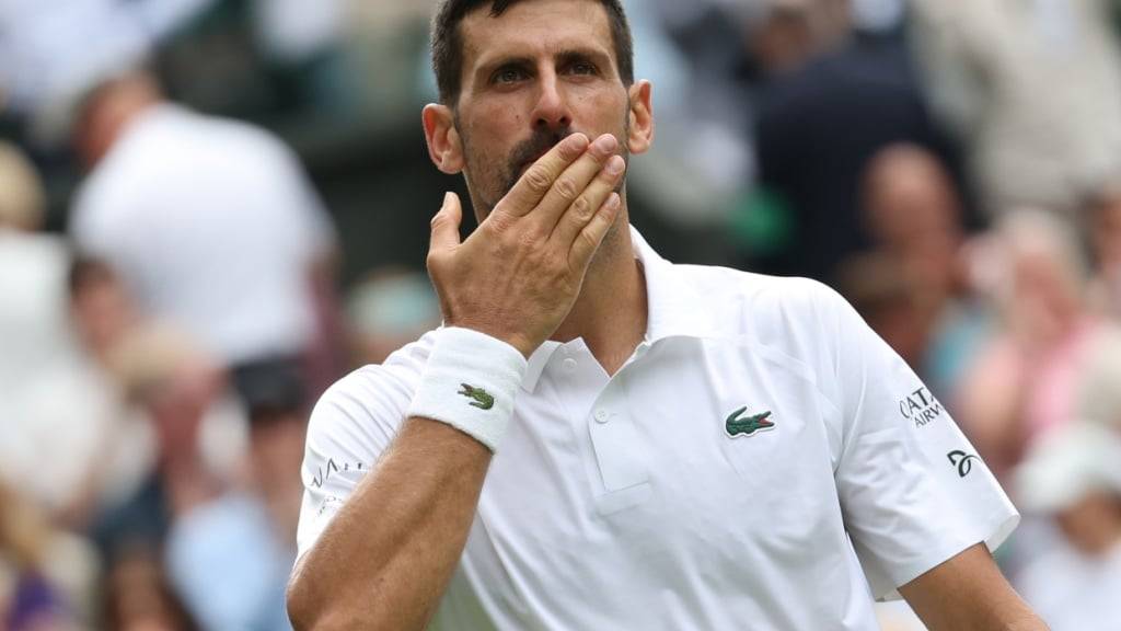 Küsschen für die Fans - und auch ein wenig Roger Federer: Novak Djokovic kämpft sich in Wimbledon in die Viertelfinals
