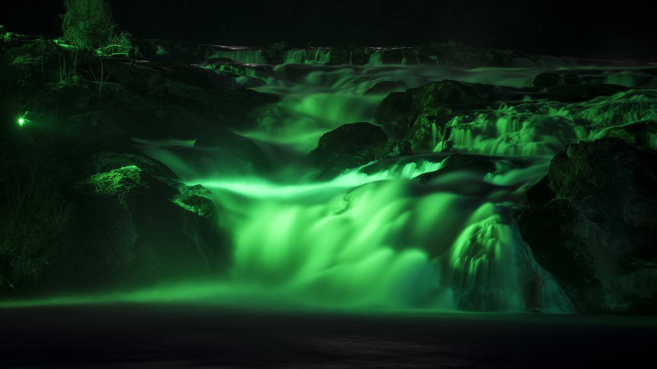 Rheinfall grün beleuchtet