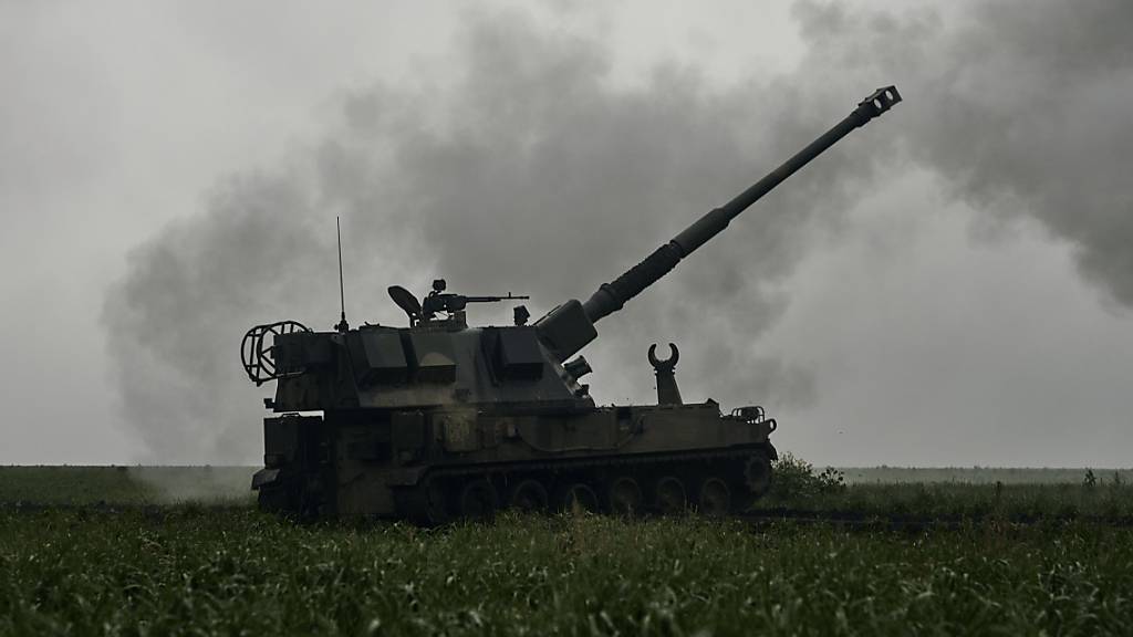 ARCHIV - Ein polnisches Artilleriegeschütz vom Typ AHS Krab feuert auf russische Stellungen in der Region Donezk. Foto: -/AP/LIBKOS/dpa