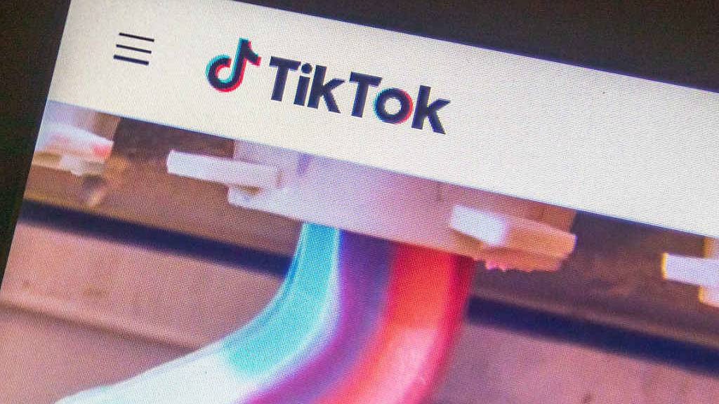 Blick auf einen Monitor auf dem die Videoplattform TikTok geöffnet ist. Aus Angst vor dem neuen Gesetz zum Schutz der nationalen Sicherheit in Hongkong zieht sich die populäre internationale Videoplattform TikTok aus der chinesischen Sonderverwaltungsregion zurück.