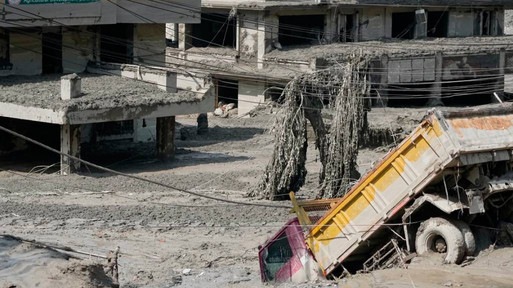 Behörde: Hunderte Touristen nach Sturzflut in Nepal vermisst