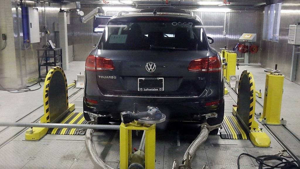 Ein Auto von VW wird auf den Schadstoffausstoss getestet: Vergehen in der Vergangenheit bringen dem Autohersteller nun auch eine Klage aus Missouri ein. (Symbolbild)