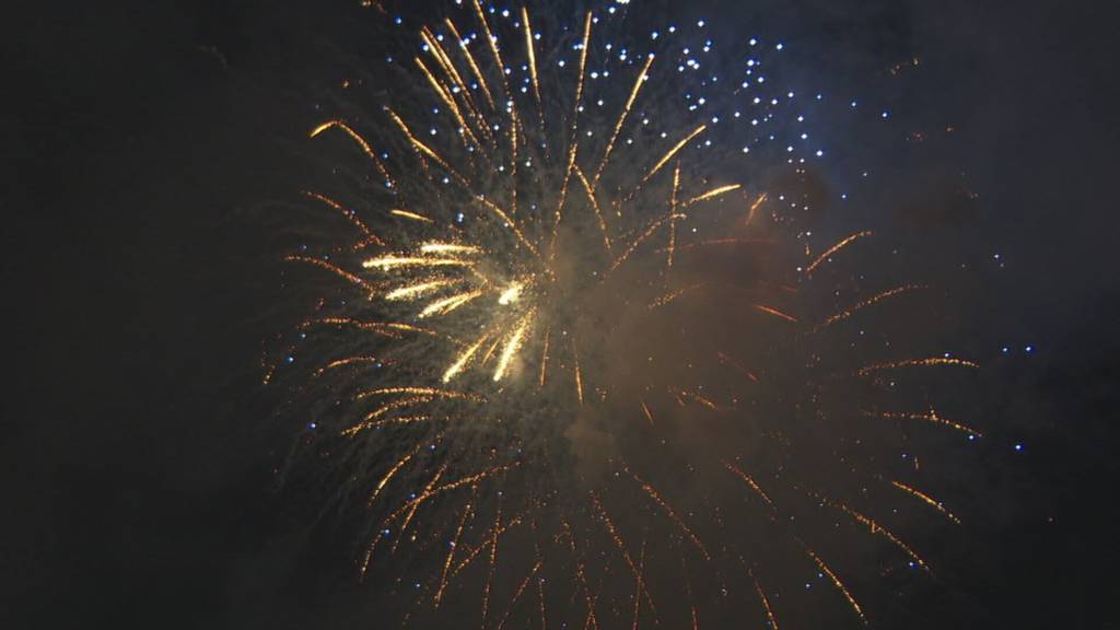 Grosses Feuerwerk strahlte über Sarnersee