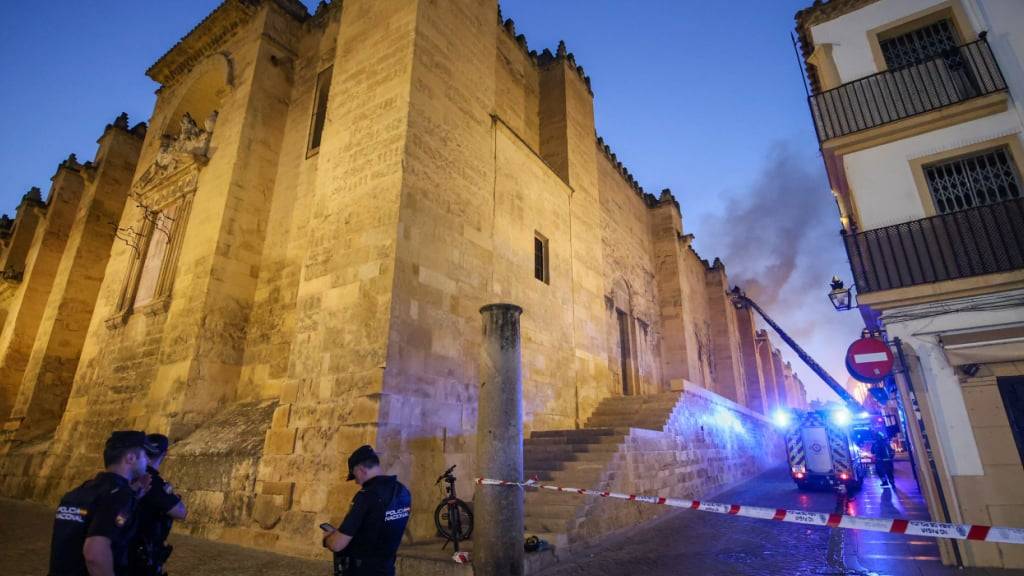 dpatopbilder - Feuerwehreinheiten und Mitglieder der Guardia Civil sind bei einem Brand in der Moschee von Cordoba im Einsatz. Der Brand war am Abend ausgebrochen. Foto: Madero Cubero/EUROPA PRESS/dpa