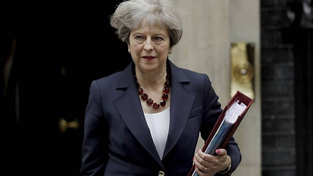 Theresa May verlässt Downing Street 10: Die von ihr angeführte Minderheitsregierung hat dank der Stimmen der nordirischen DUP die erste Abstimmung im Parlament gewonnen.