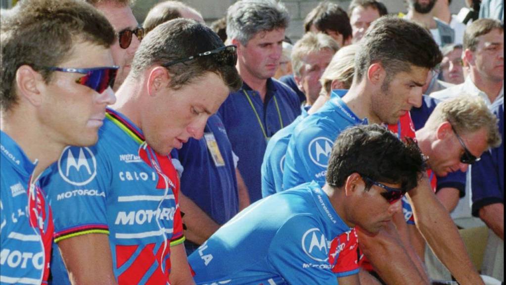 Fabio Casartellis Teamkollegen aus dem Motorola-Team um Lance Armstrong (zweiter von links) sind nach dem Unglück fassungslos.