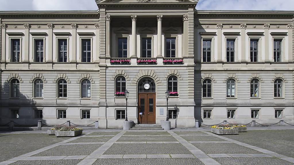 Das Rathaus in Glarus, der Sitz der Kantonsregierung. Diese will den Kantonshaushalt mit Sparmassnahmen und Mehreinnahmen um 7,6 Millionen Franken verbessern. (Archivbild)