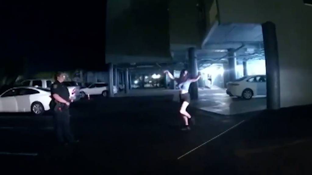 Frau bricht bei Polizeikontrolle in Tanzeinlage aus