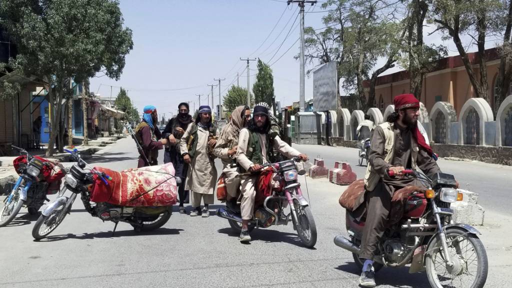 Anhänger der militant-islamistischen Taliban  patrouillieren in der Stadt Gasni im Osten Afghanistans. Foto: Gulabuddin Amiri/AP/dpa