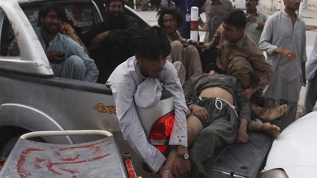 Nach einem Anschlag auf eine Wahlkampfveranstaltung in der pakistanischen Provinz Baluchistan werden Verletzte in ein Spital gebracht.