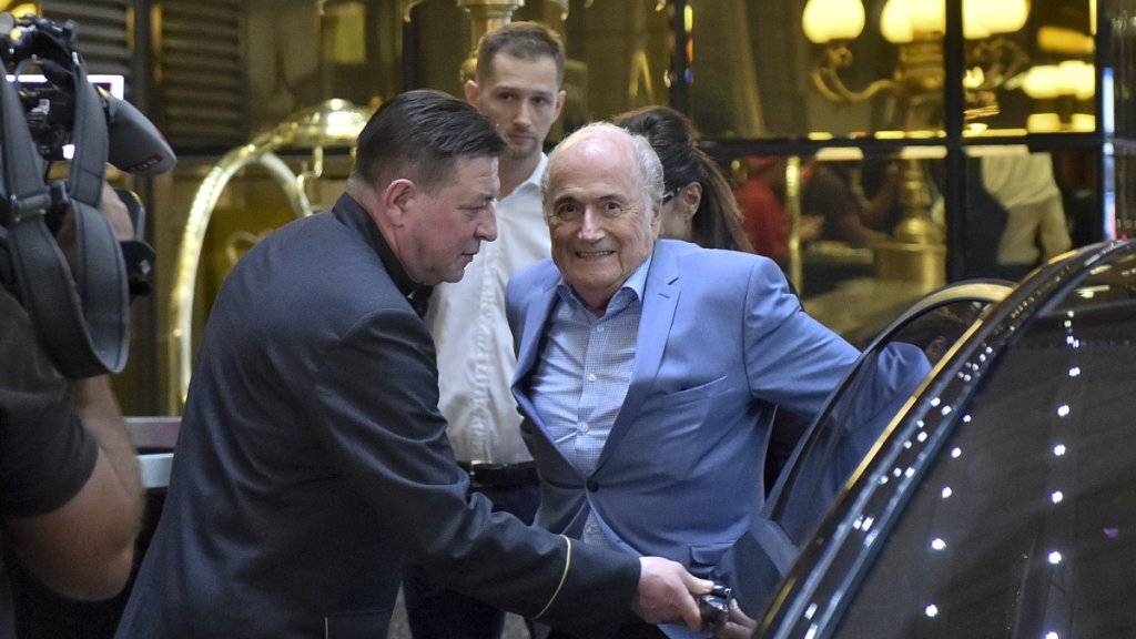 Sepp Blatter vor seinem Hotel in Moskau
