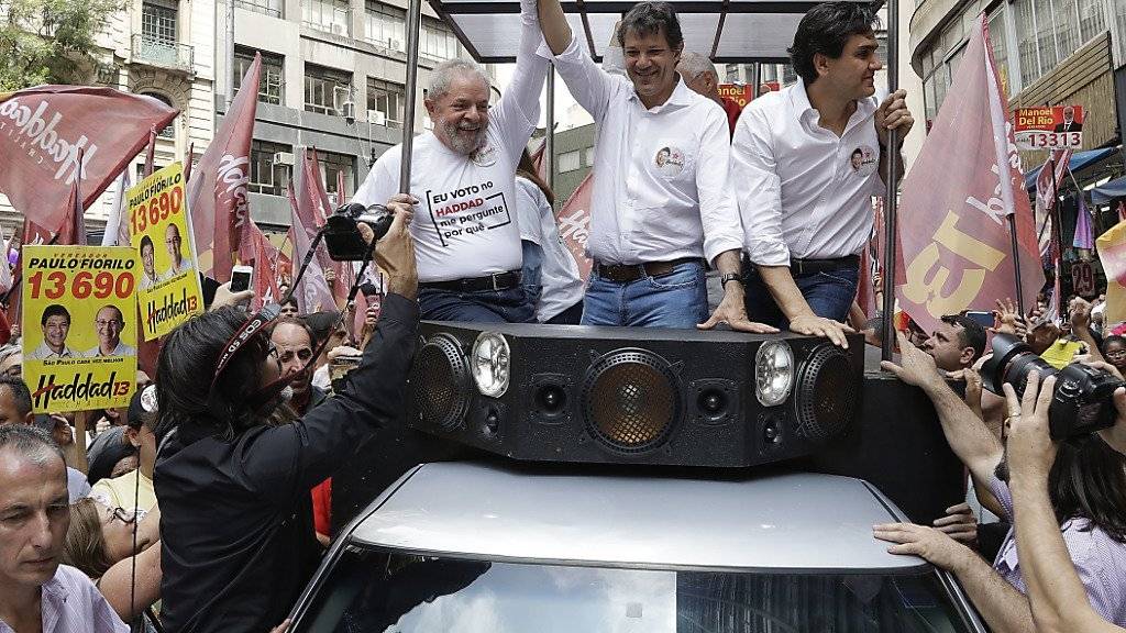 Diesmal nützte die Unterstützung von Ex-Präsident Lula (links) wenig: Fernando Haddad (Mitte) verpasste die Wiederwahl ins Bürgermeisteramt von Sao Paulo deutlich. (Archivbild)