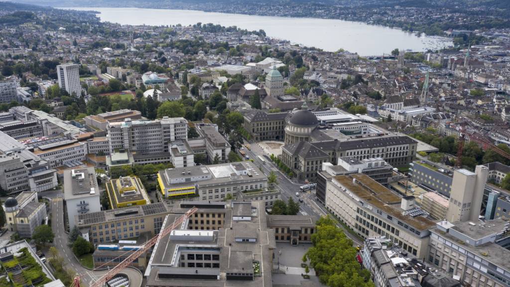 Das Gebiet neben dem ETH Hauptgebäude (im Bild rechts unten) wird am Sonntag vorsorglich evakuiert. Auch 270 Anwohner müssen ihre Wohnungen mehrere Stunden lang verlassen. (Archivbild)
